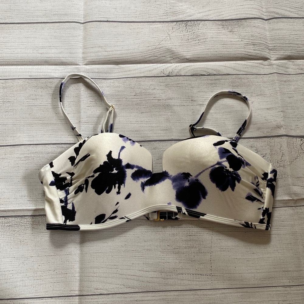 ⭐️⭐️HOST PICK!⭐️⭐️EUC Athleta bikini top. Lovely blue & white floral.